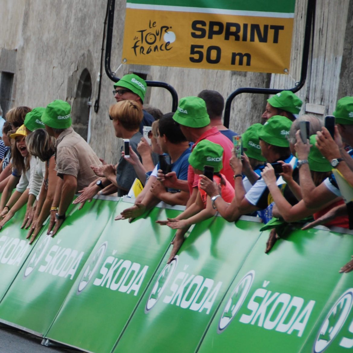 sprint board drumming by fans photo tour de france