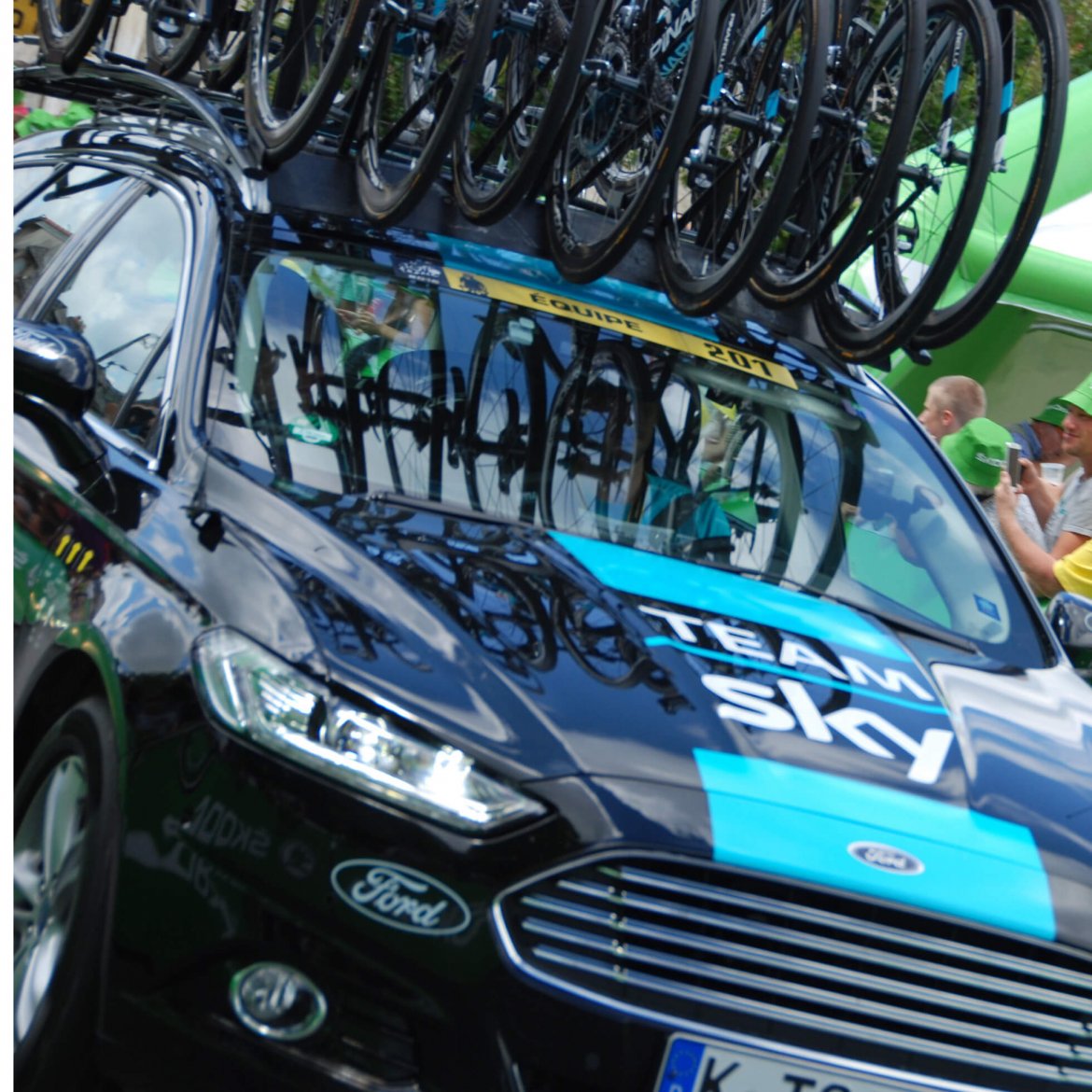 photo of bikes on roof team sky car tour de france